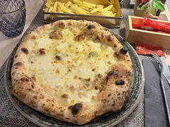 Hvid ostepizza uden tomat med smeltet ost og en høj, brændt kant på en metaltallerken