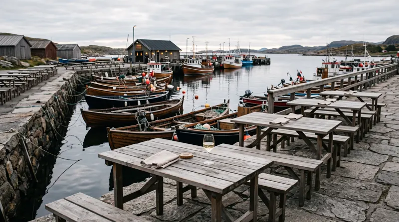 Træterrassen mod vandet med tomme stole