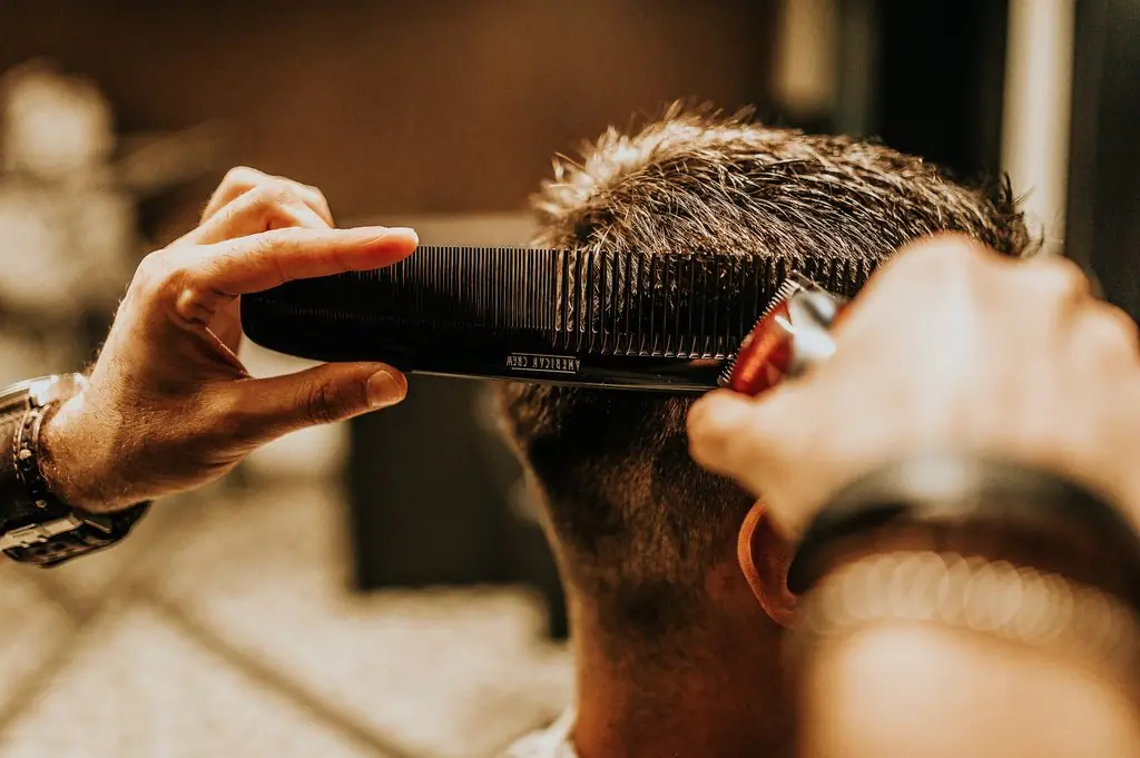 Barber klipper en kunde