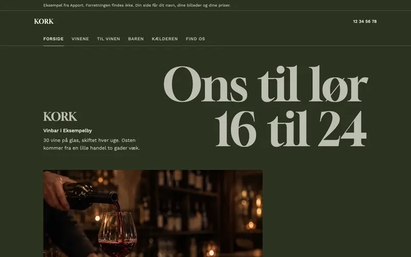 Eksempelside for en vinbar: mørk olivengrøn baggrund og åbningstiderne sat som en kæmpe overskrift